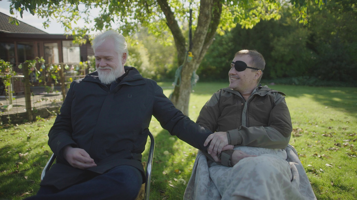 Nick Mønsted (th.) er uhelbredeligt syg med kræft. I DR's programserie ’Min sidste gave’ taler han åbent med sine børn og sin kone om døden og drømmer om at kunne overraske dem med en særlig gave. Esben Dalgaard er programseriens vært og Nicks hjælper. Fotograf: Hannelore Dörner